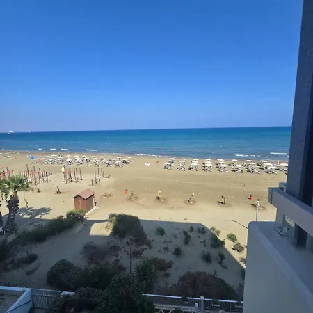 Lazuli Beachfront Sea View Ap 34 لارنكا